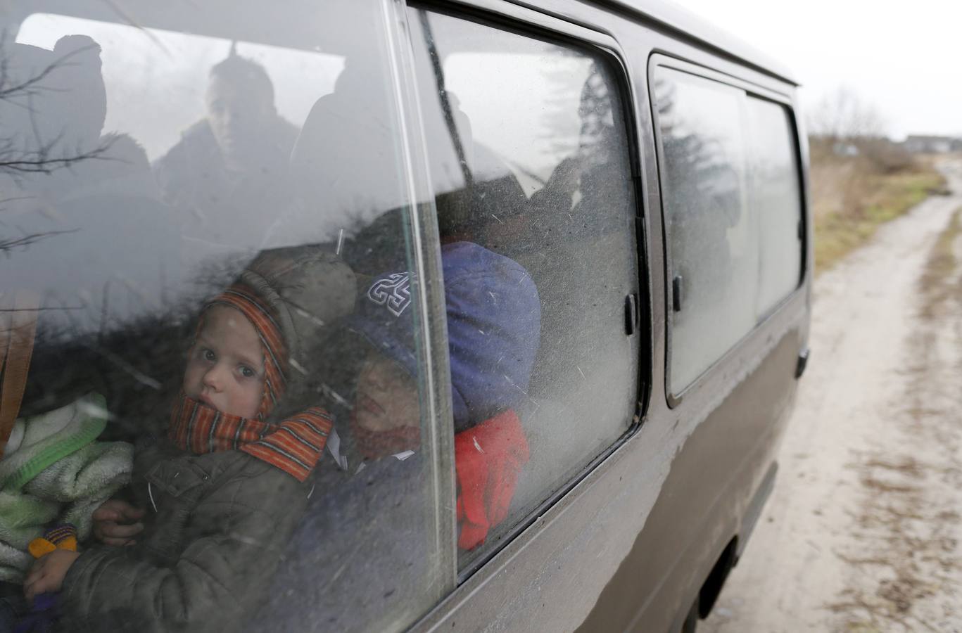 Un policía serbio recoge la documentación de un grupo de habitantes de Kosovo, después de que fueran detenidos cuando trataban de cruzar la frontera hacia Hungría, cerca de la ciudad de Subotica. Fotografía: REUTERS / Marko Djurica