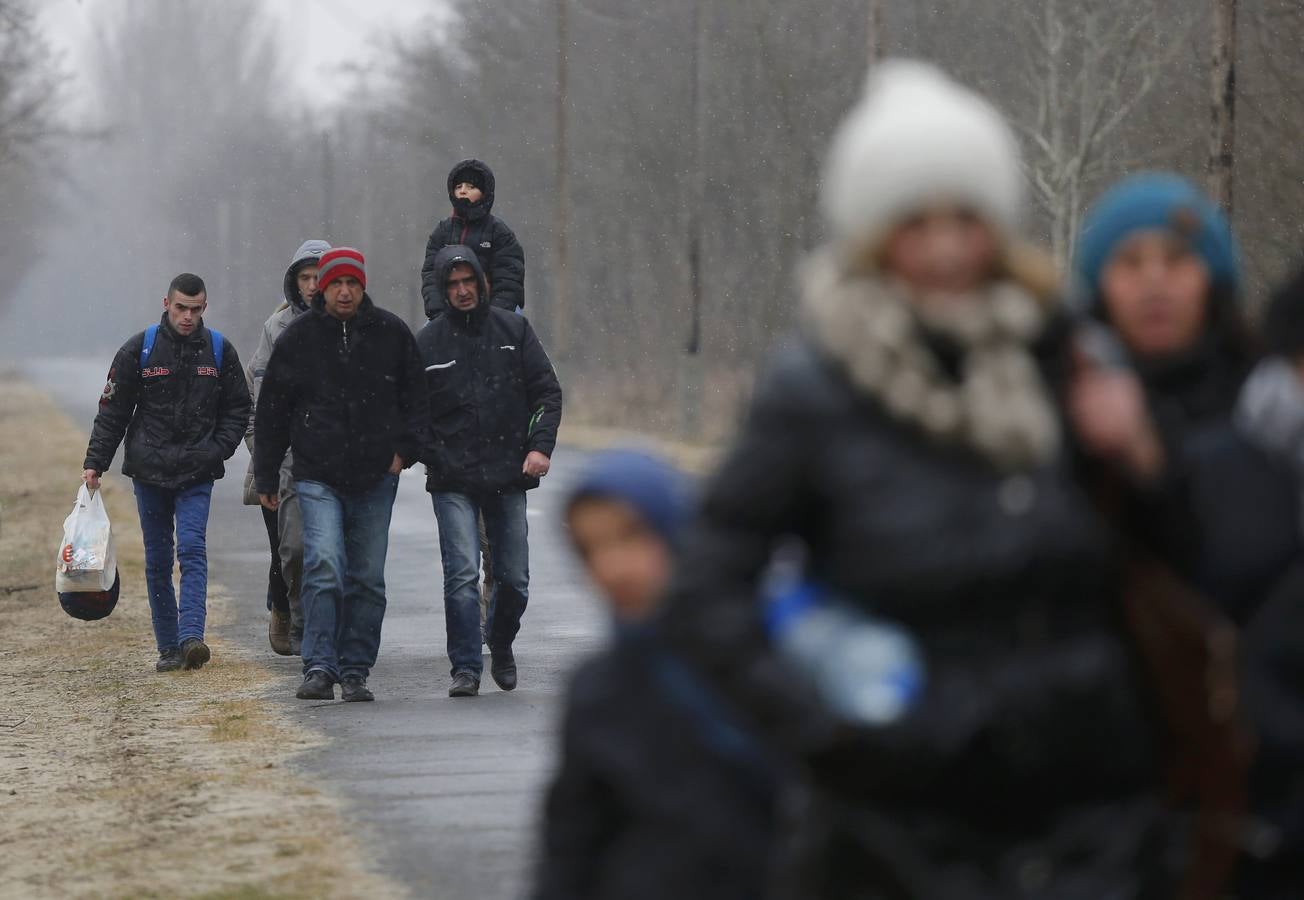 Grupo de ciudadanos de Kosovo después de cruzar ilegalmente la frontera entre Serbia Hungría, cerca del pueblo de Ásotthalom. Fotografía: REUTERS / Lazlo Balogh.