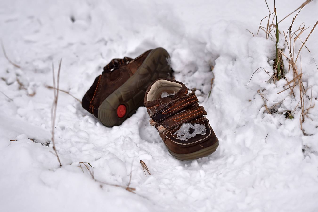 Un par de zapatos de niño encontrados en el campo cerca del pueblo serbio de Backi Vinogradi, cerca de la frontera con Hungría. Fotografía: AFP/Andrej Isakovic.