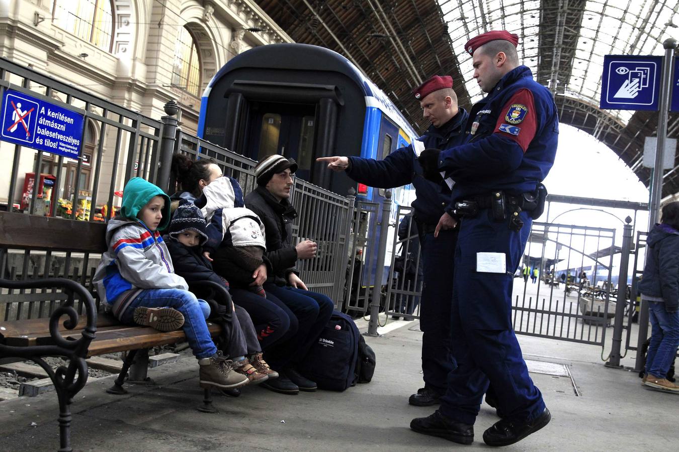 Polícias de Hungría comprueban los documentos de una familia de Kósovo en la estación de tren de Budapest. Fotografía: REUTERS / Bernadett Szabo
