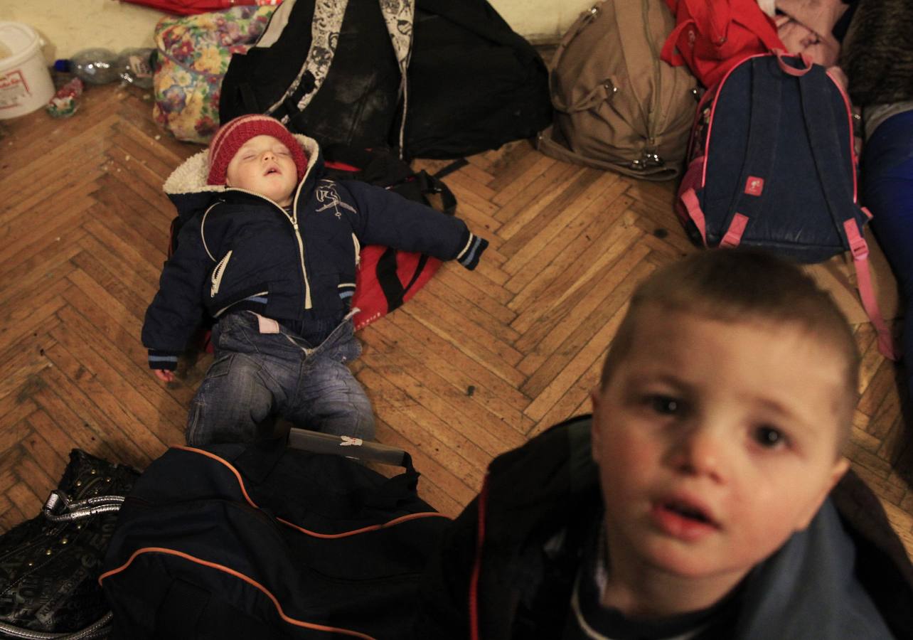 Una familia de kosovares esperan en Keleti, la estación de tren de Budapest. Fotografía: REUTERS / Bernadett Szabo