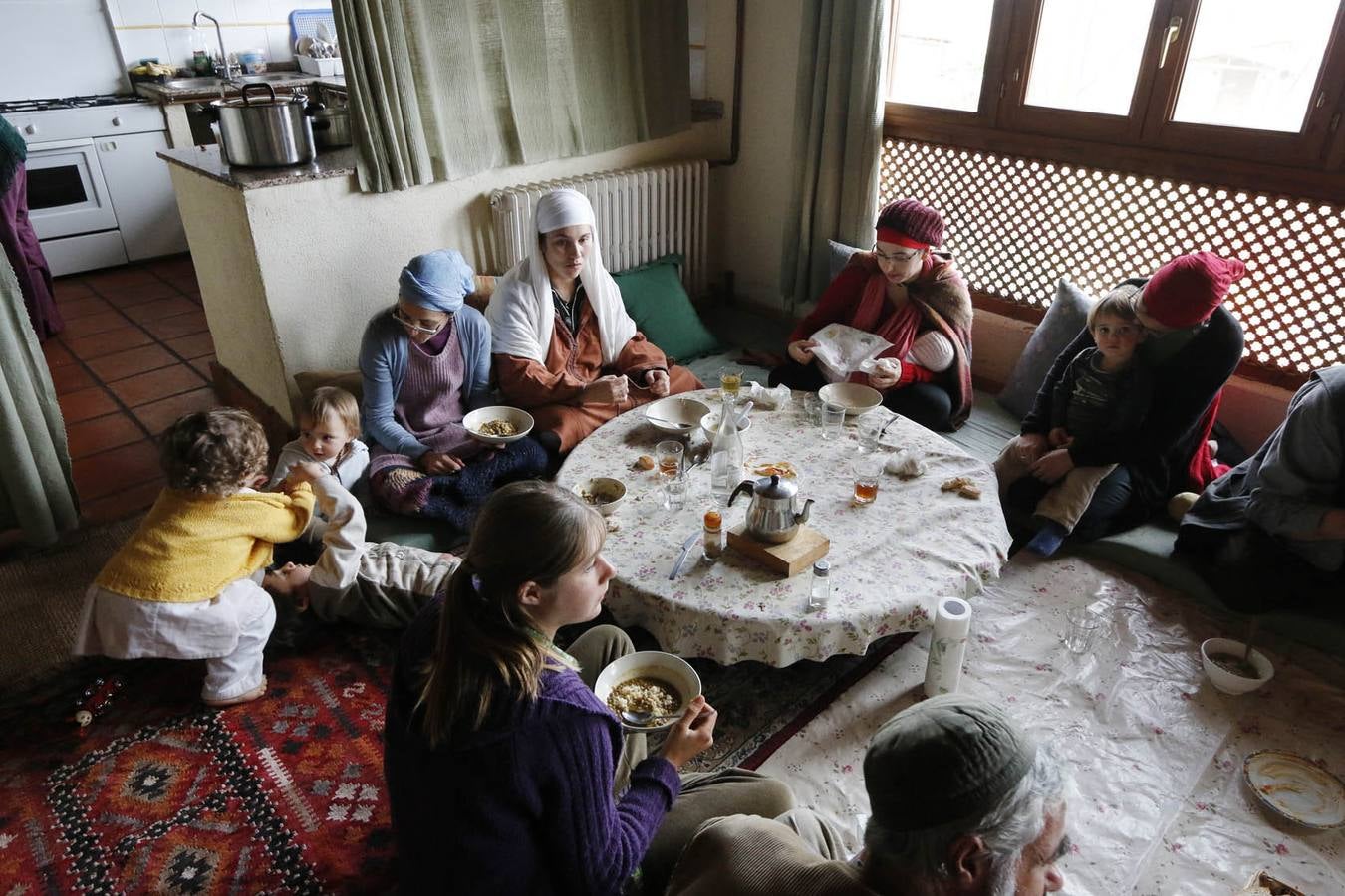 Hora de la comida en casa de Omar Ibrahim, que es también la mezquita