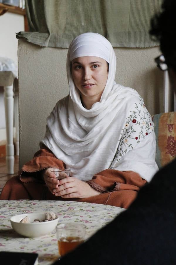 Fátima Nieto (35 años, vallisoletana), mujer de Mohamed, calienta con sus manos el vaso de té.