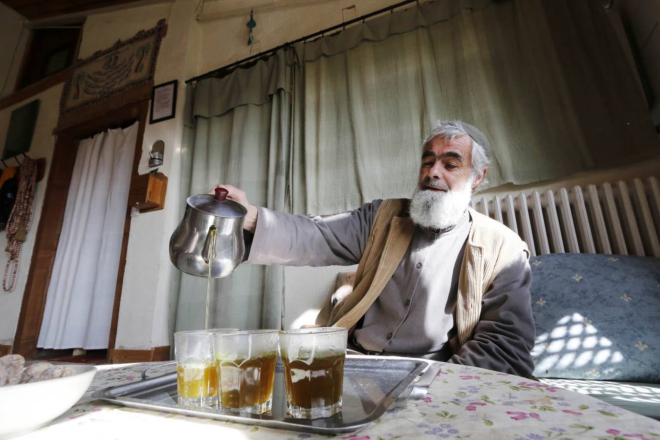 Omar Ibrahim (Rafael Martín, 59 años) sirve con mimo el té que él mismo ha preparado, con hierbabuena de su huerto