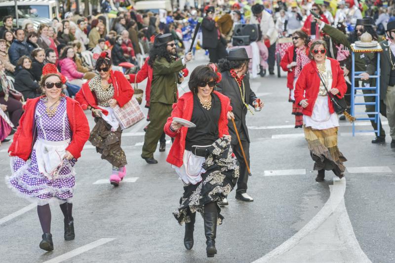 Artefactos y grupos menores en el desfile del Carnaval de Badajoz