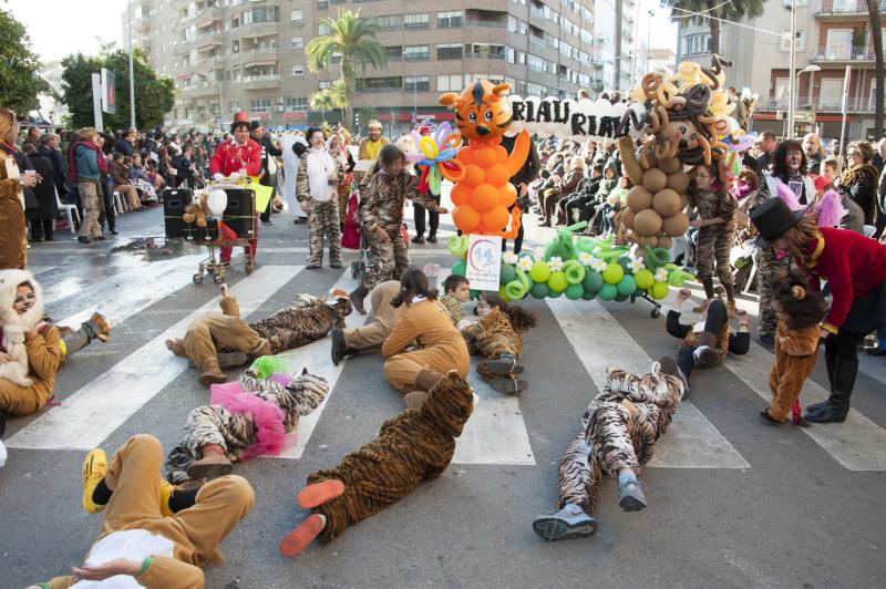 Artefactos y grupos menores en el desfile del Carnaval de Badajoz