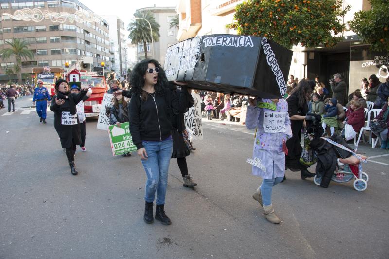 Artefactos y grupos menores en el desfile del Carnaval de Badajoz