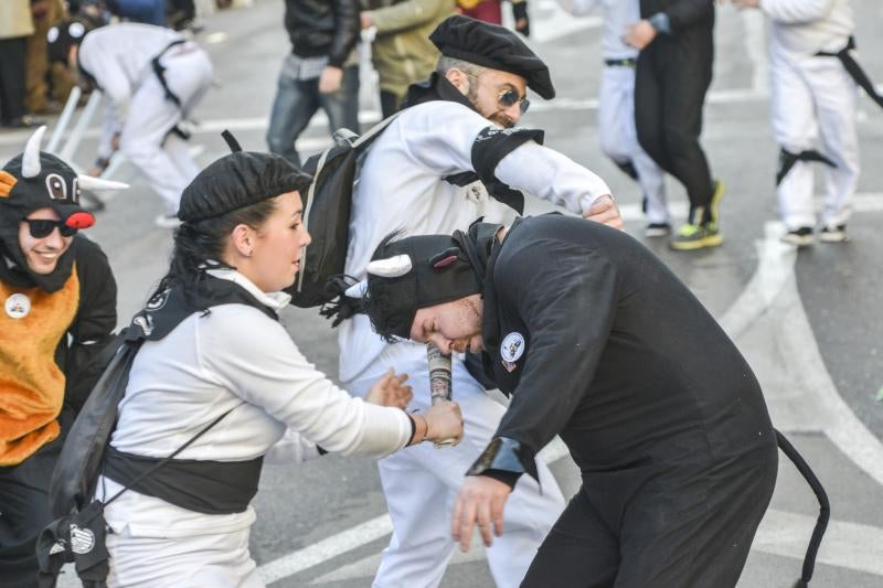 Artefactos y grupos menores en el desfile del Carnaval de Badajoz