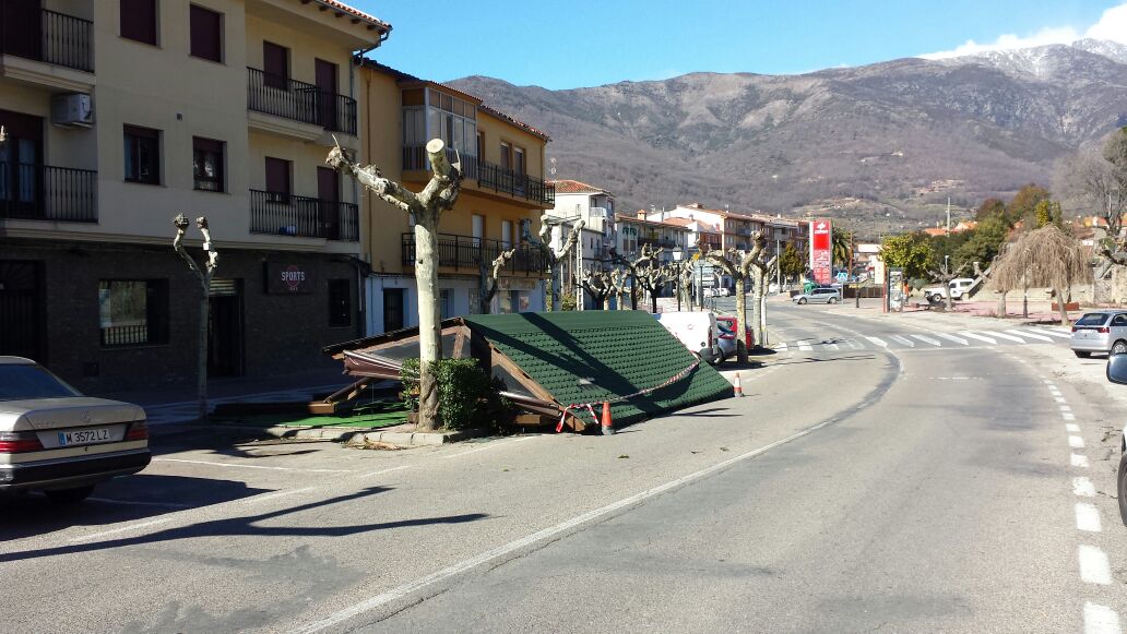 Terraza cubierta de un bar derribada por el viento en Jarandilla de la Vera