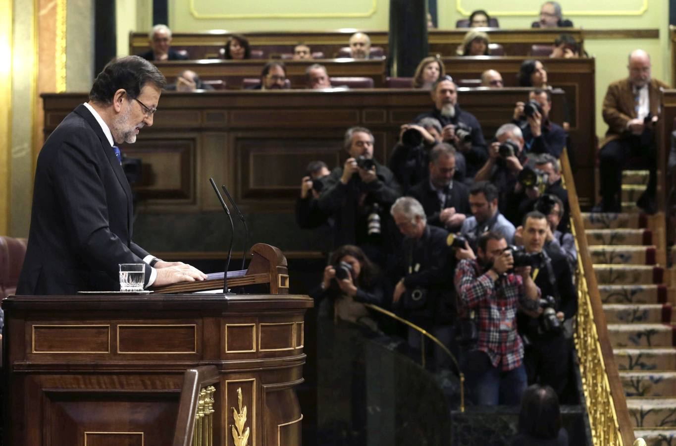 Rajoy anuncia un aumento del cremiciento. MADRID. Mariano Rajoy ha tomado la palabra en el Debate del estado de la Nación y ha anunciado, entre otras cosas, que "el Gobierno puede anunciar que en 2015 el crecimiento será de un 2,4%, cuatro décimas más de lo previsto".
