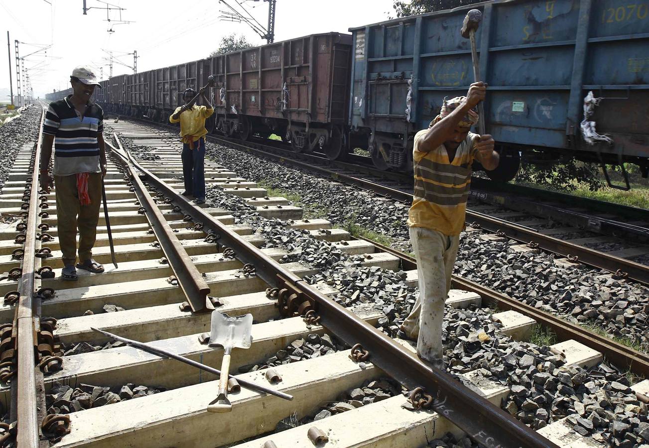 Mantenimiento de los raíles en la estación de trenes de Calcuta