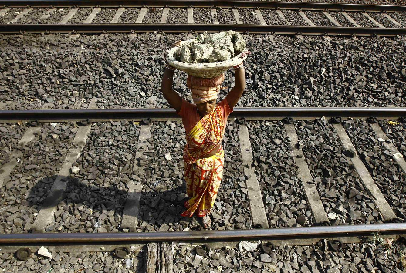 Una mujer espera a que pase un tren en la estación de Calcuta