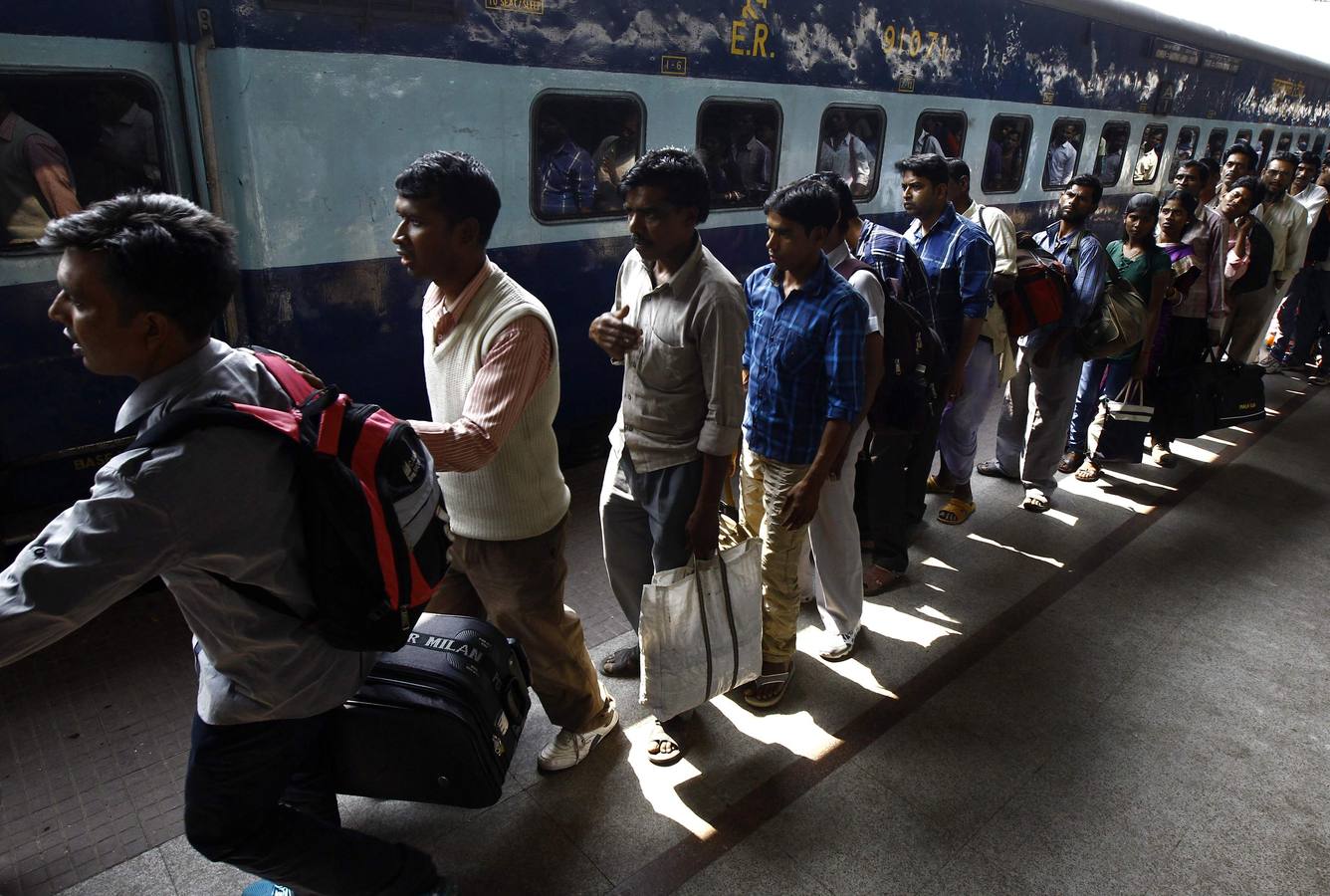 Pasajeros en la estación de tren cerca de Calcuta