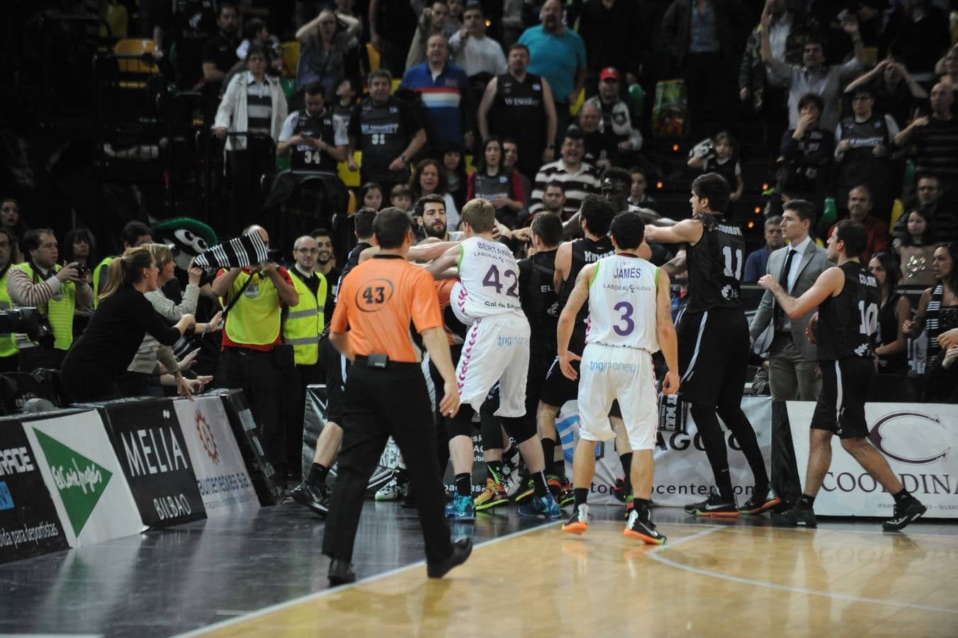 Increíble tangana en el Bilbao basket-Laboral Kutxa