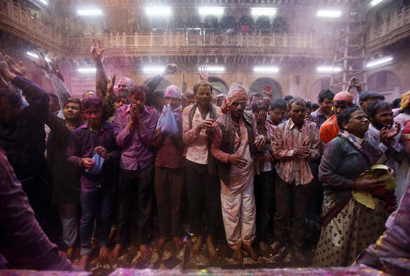 Devotos hindúes rezan dentro del templo Bankey Bihari durante las celebraciones de Holi en Vrindavan, en el estado norteño indio de Uttar Pradesh. Fotografía: Reuters / Anindito Mukherjee.