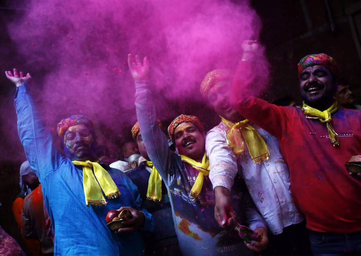 Devotos hindúes embadurnados de polvo de color en el interior del templo Bankey Bihari durante las celebraciones de Holi en Vrindavan. Fotografía: Reuters / Anindito Mukherjee.