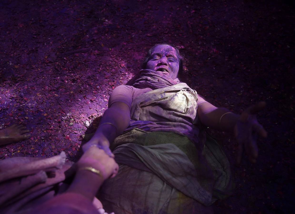 Una viuda participa en las celebraciones de Holi, organizado por la organización no gubernamental Sulabh Internacional en Vrindavan, en el estado norteño indio de Uttar Pradesh. Fotografía: Reuters/ Ahmad Masood.