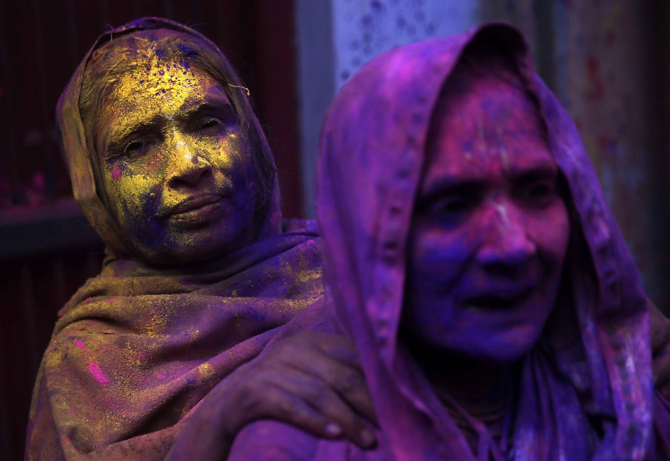 Una viuda participa en las celebraciones de Holi, organizado por la organización no gubernamental Sulabh Internacional en Vrindavan, en el estado norteño indio de Uttar Pradesh. Fotografía: Reuters/ Ahmad Masood.