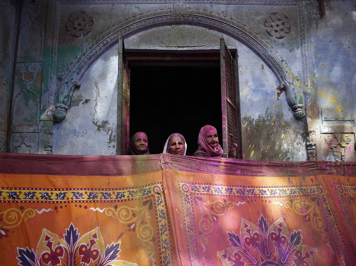 Mujeres viudas participando en las celebraciones de Holi, organizado por la organización no gubernamental Sulabh Internacional en Vrindavan, en el estado norteño indio de Uttar Pradesh. Fotografía: Reuters / Ahmad Masood.