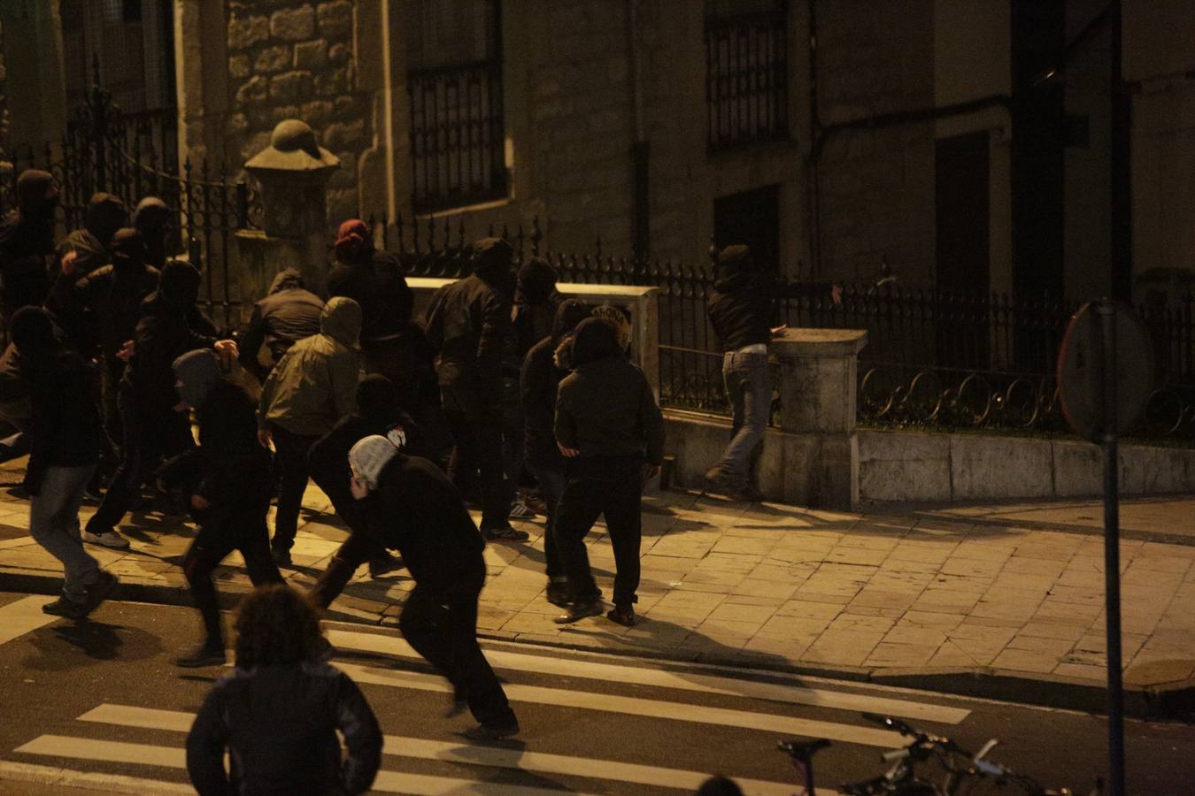 Batalla campal en Vitoria tras la manifestación en memoria de las víctimas del 3 de marzo