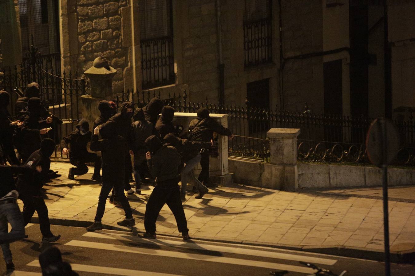 Batalla campal en Vitoria tras la manifestación en memoria de las víctimas del 3 de marzo