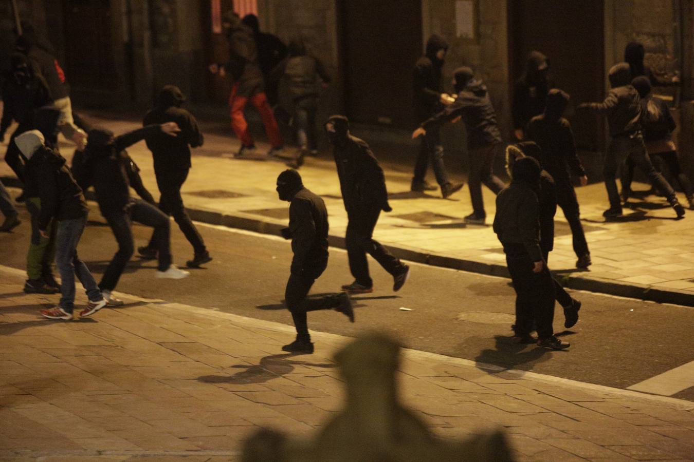 Batalla campal en Vitoria tras la manifestación en memoria de las víctimas del 3 de marzo