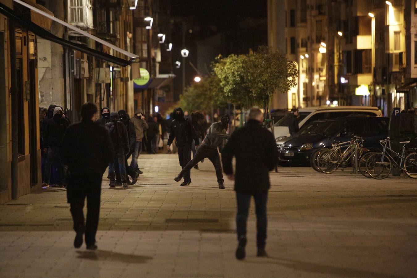 Batalla campal en Vitoria tras la manifestación en memoria de las víctimas del 3 de marzo