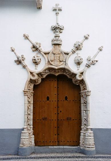 Portal de estilo manuelino que se puede ver en la fachada del Ayuntamiento, antiguo Palacio de los Duques de Cadaval