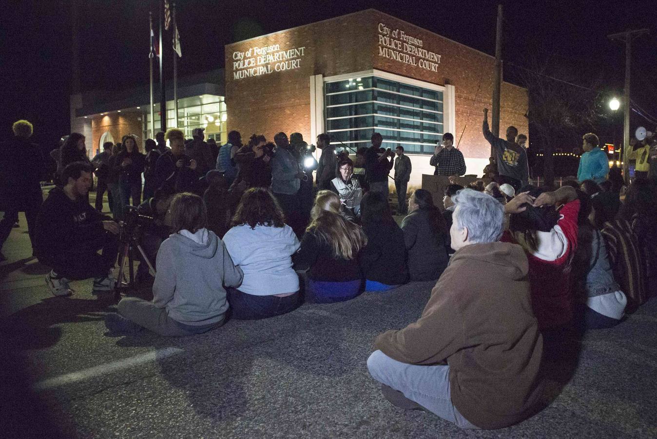 En su informe, el departamento que dirige Holder acusa a la Policía de Ferguson de violar sistemáticamente los derechos civiles de la población negra, con detenciones sin motivo aparente y uso excesivo de la fuerza sobre todo contra esa comunidad.