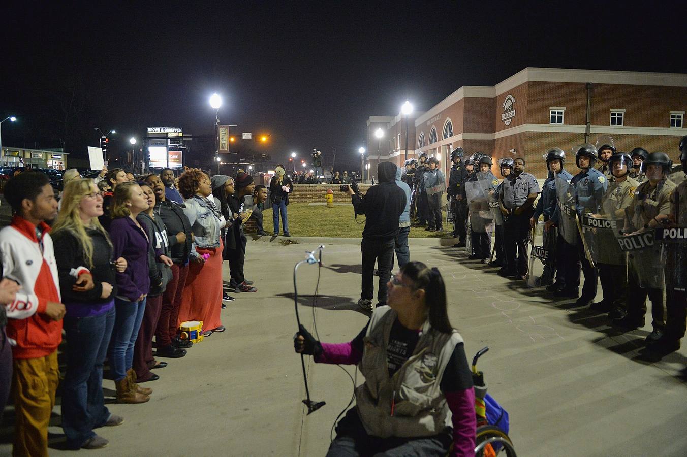 El tiroteo se ha producido en una noche en la que varias decenas de personas se han manifestado frente al departamento tras la dimisión del hasta ahora jefe de Policía de Ferguson, Thomas Jackson.