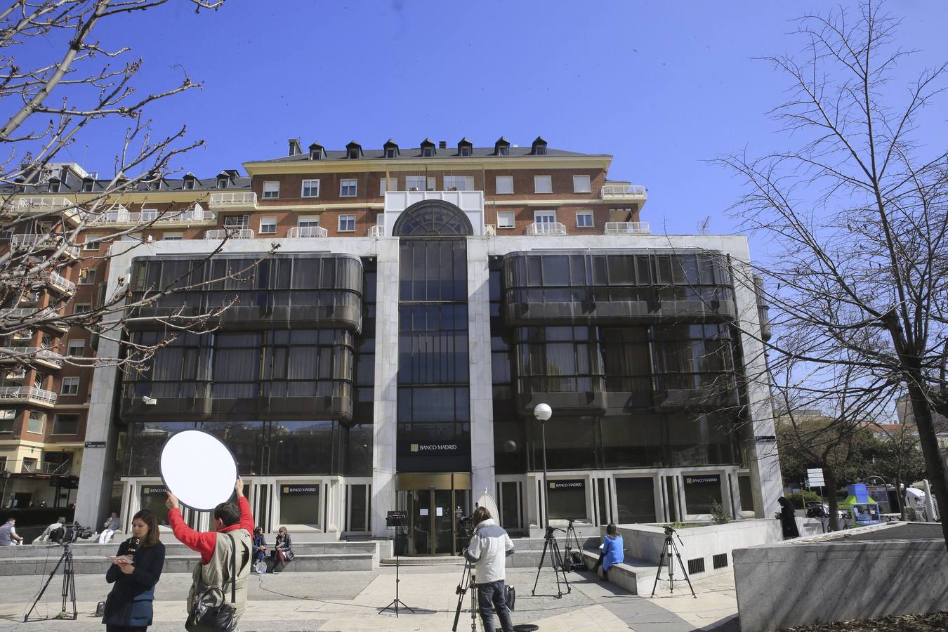 Lunes, 16 de marzo: El Banco Madrid ha dejado atrapados temporalmente a miles de clientes que ya no pueden acceder a su dinero, ya sea en depósitos, fondos de inversión o sicavs, que han quedado bloqueados. A cierre de noviembre de 2014, unos 15.000 clientes tenían más de 695,6 millones depositados en Banco Madrid. Fotografías: Javier Lizón