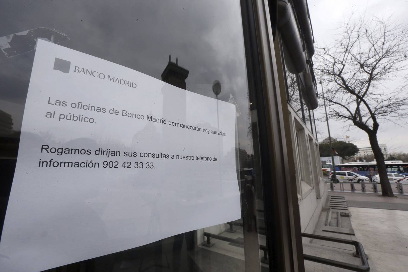 Lunes, 16 de marzo: El Banco Madrid ha dejado atrapados temporalmente a miles de clientes que ya no pueden acceder a su dinero, ya sea en depósitos, fondos de inversión o sicavs, que han quedado bloqueados. A cierre de noviembre de 2014, unos 15.000 clientes tenían más de 695,6 millones depositados en Banco Madrid. Fotografías: Javier Lizón