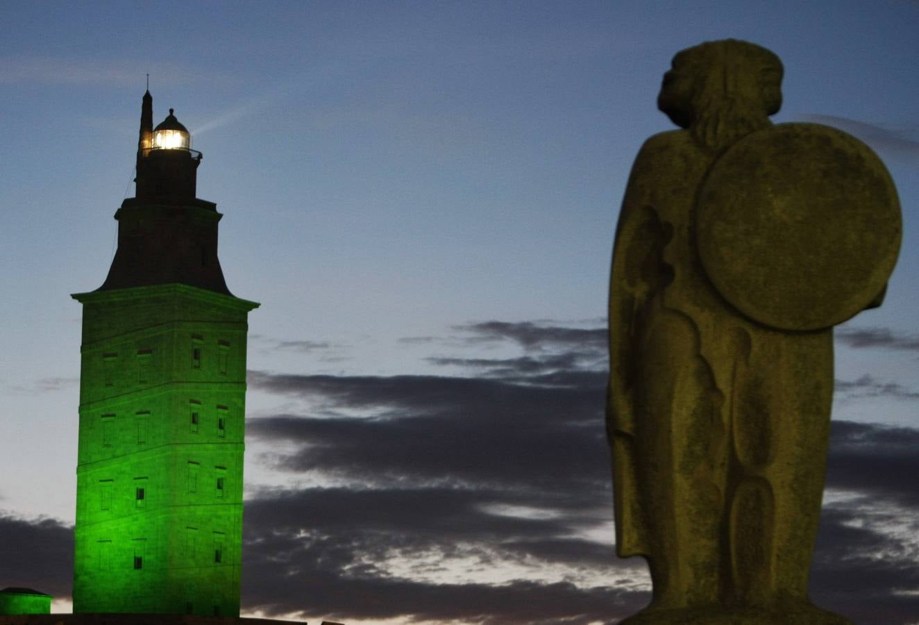 Martes, 17 de marzo: Con motivo de la celebración de la festividad de San Patricio, patrón de Irlanda, muchos monumentos, fuentes e incluso ríos han visto su color natural cambiado por el verde. Fotografías: Agencias.