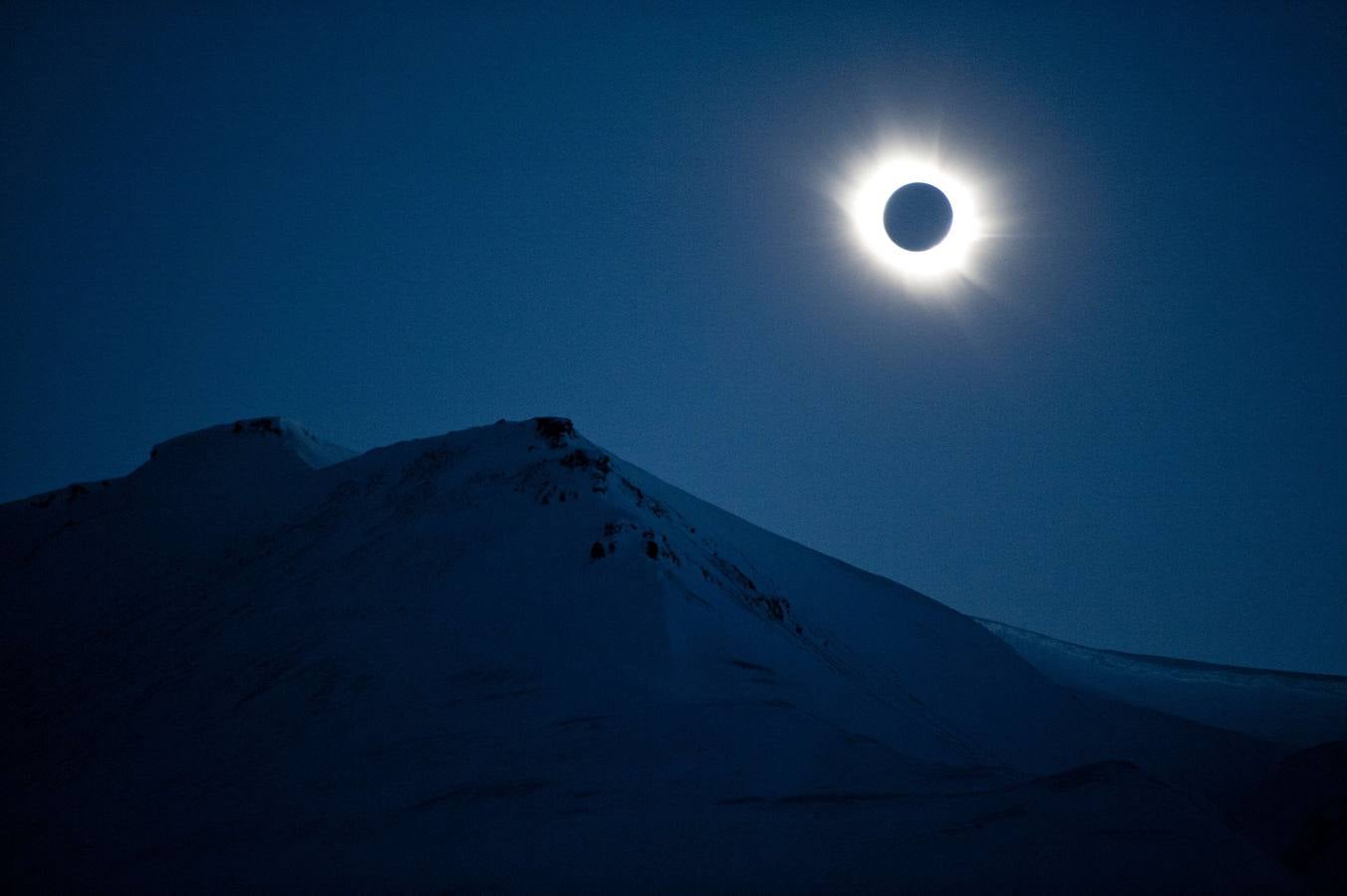 Viernes, 20 de marzo. El eclipse de sol total se pudo ver parcialmente en la mayor parte de Europa, norte de África y Medio Oriente, antes de terminar el espectáculo cerca del Polo Norte. Los más afortunados fueron los países del norte de Europa que pudieron ver cómo el Sol fue bloqueado completamente por la Luna. Fotografías: Agencias.