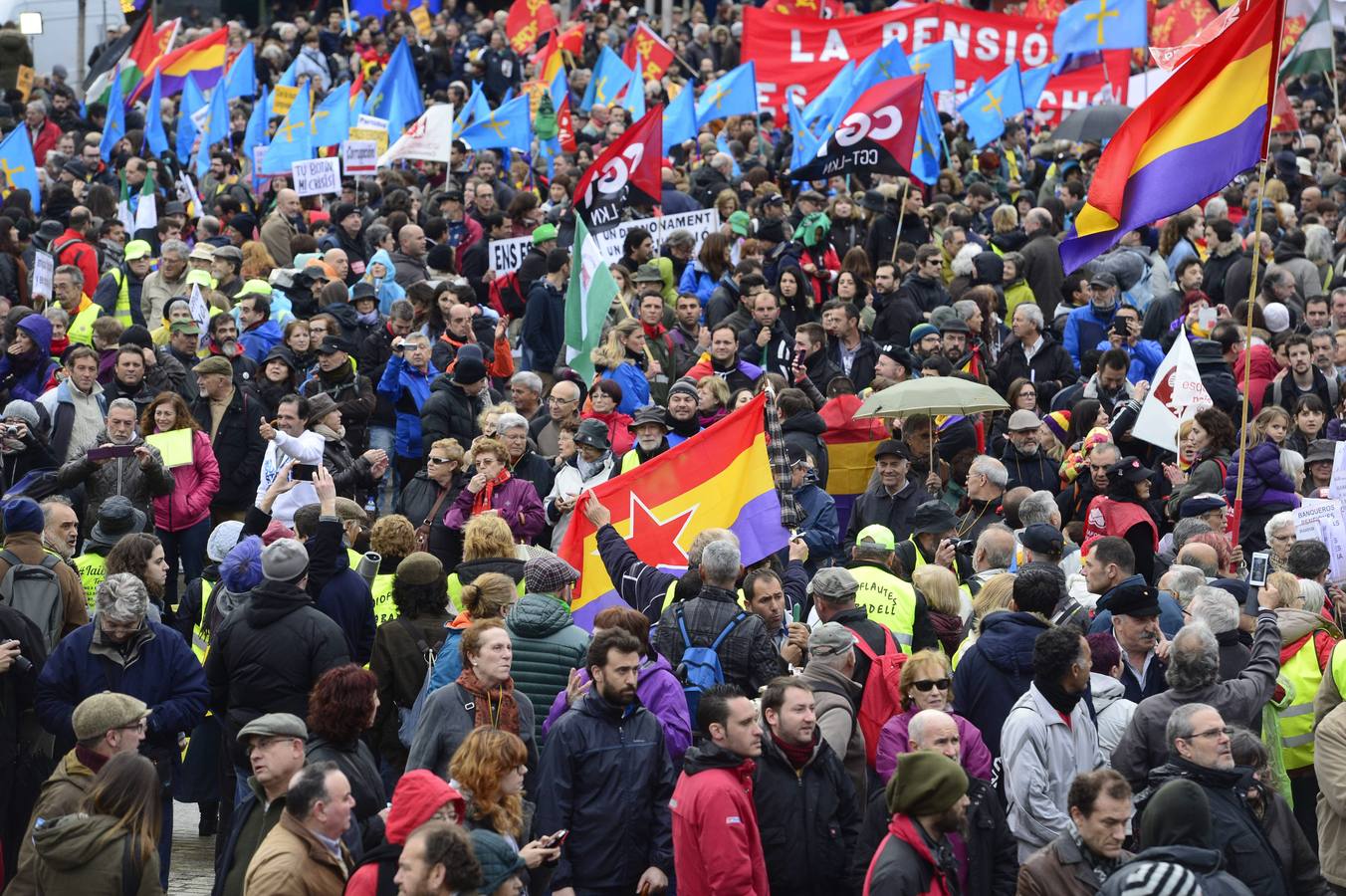 A pesar de la lluvia, los asistentes han entrado en la capital en nueve columnas procedentes de todas las comunidades autónomas.