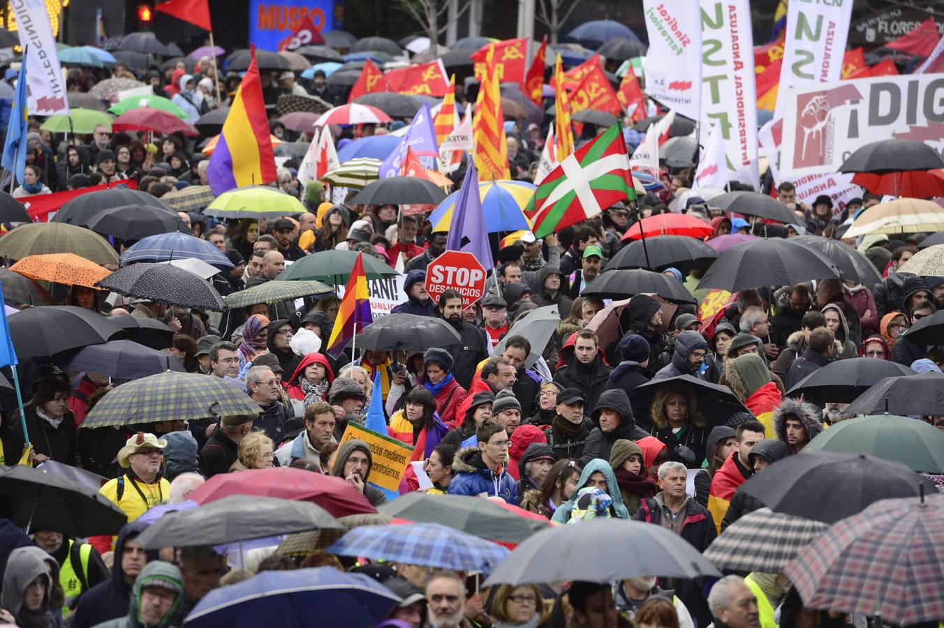 Las fuerzas policiales se encuentran apostadas en las calles aledañas a la plaza de Colón. Así, se han desplegado un total de 1.100 agentes de las Unidades de Intervención Policial, que contarán con el apoyo de agentes de la Policía Municipal y de la Guardia Civil para diferentes labores.