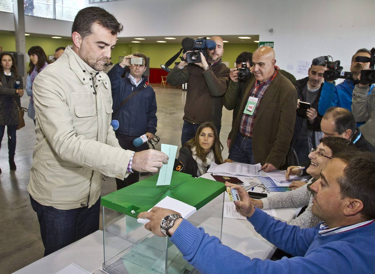 Pasadas las once, el candidato de Izquierda Unida, Antonio Maillo, ha votado en el Pabellón Ferial Ciudad de Aracena, en Huelva.