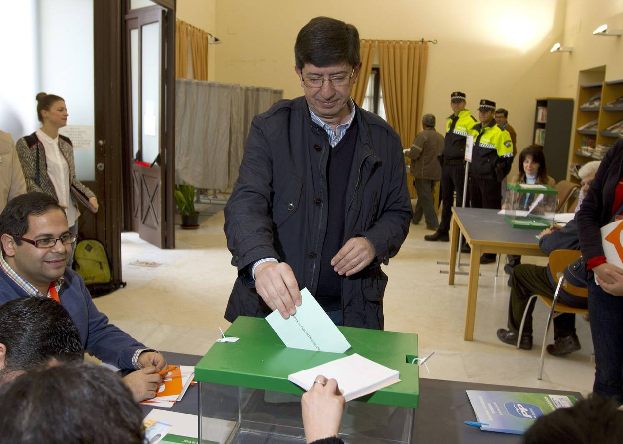 El más madrugador de todos ha sido el de Ciudadanos, Juan Marín. A las 9.30 horas el líder andaluz depositaba su voto en Sanlúcar de Barrameda (Cádiz).