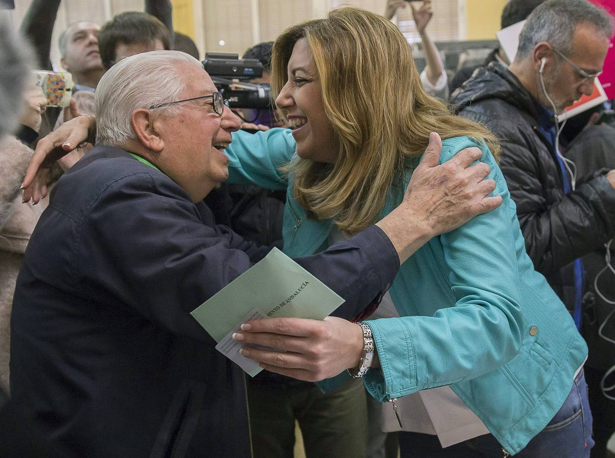 Después, era el turno de Susana Díaz, que acompañada por su marido ha depositado su voto en el colegio Alfares, en el céntrico barrio sevillano de Triana.