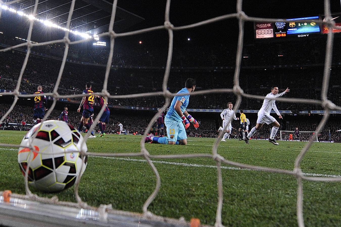 Domingo, 22 de marzo: El Barça gana el Clásico por dos tantos a uno y se escapa hacia el título, tras un duelo vibrante en el que al final pudo golear pero estuvo casi una hora a merced de un gran Real Madrid. Fotografía: Agencias