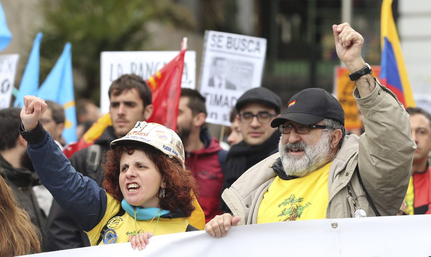 Sábado, 21 de marzo: Marchas por la Dignidad corean lemas en la Plaza de Colón, donde han confluido las nueve columnas procedentes de todas las comunidades autónomas, para protestar contra las consecuencias de las políticas de austeridad aplicadas durante la crisis. "Pan, trabajo, techo y dignidad" es el lema de los manifestantes, convocados por trescientas organizaciones sociales y sindicales, con un llamamiento especial a los jóvenes.Fotografía: EFE.