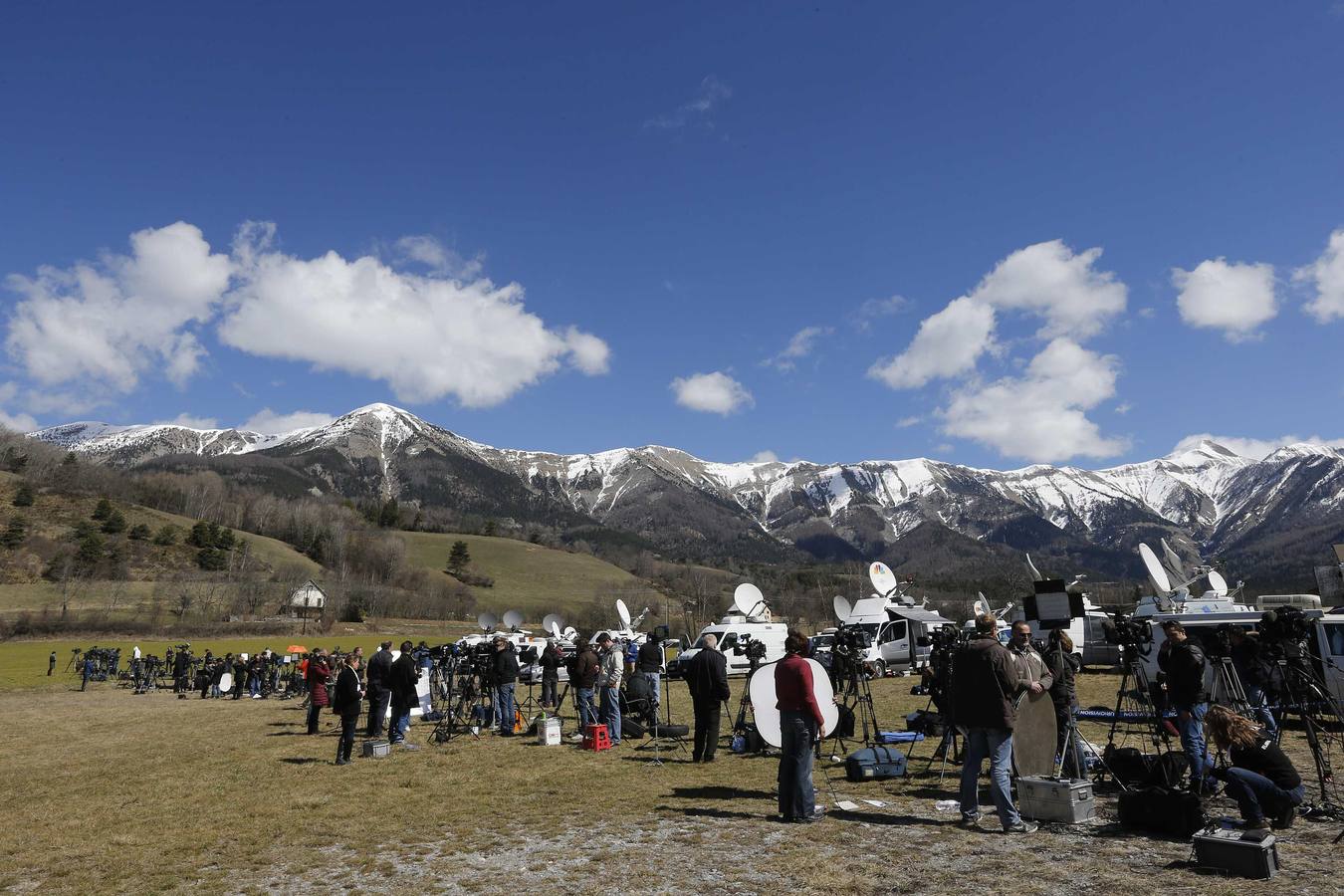 Expectación mediática. SEYNE LES ALPES (FRANCIA). Los medios de comunicación, pendients de cualquier novedad sobre el trabajo que los servicios de rescate franceses llevan a cabo en la búsqueda para recuperar los restos del avión A320 de la compañía Germanwings.