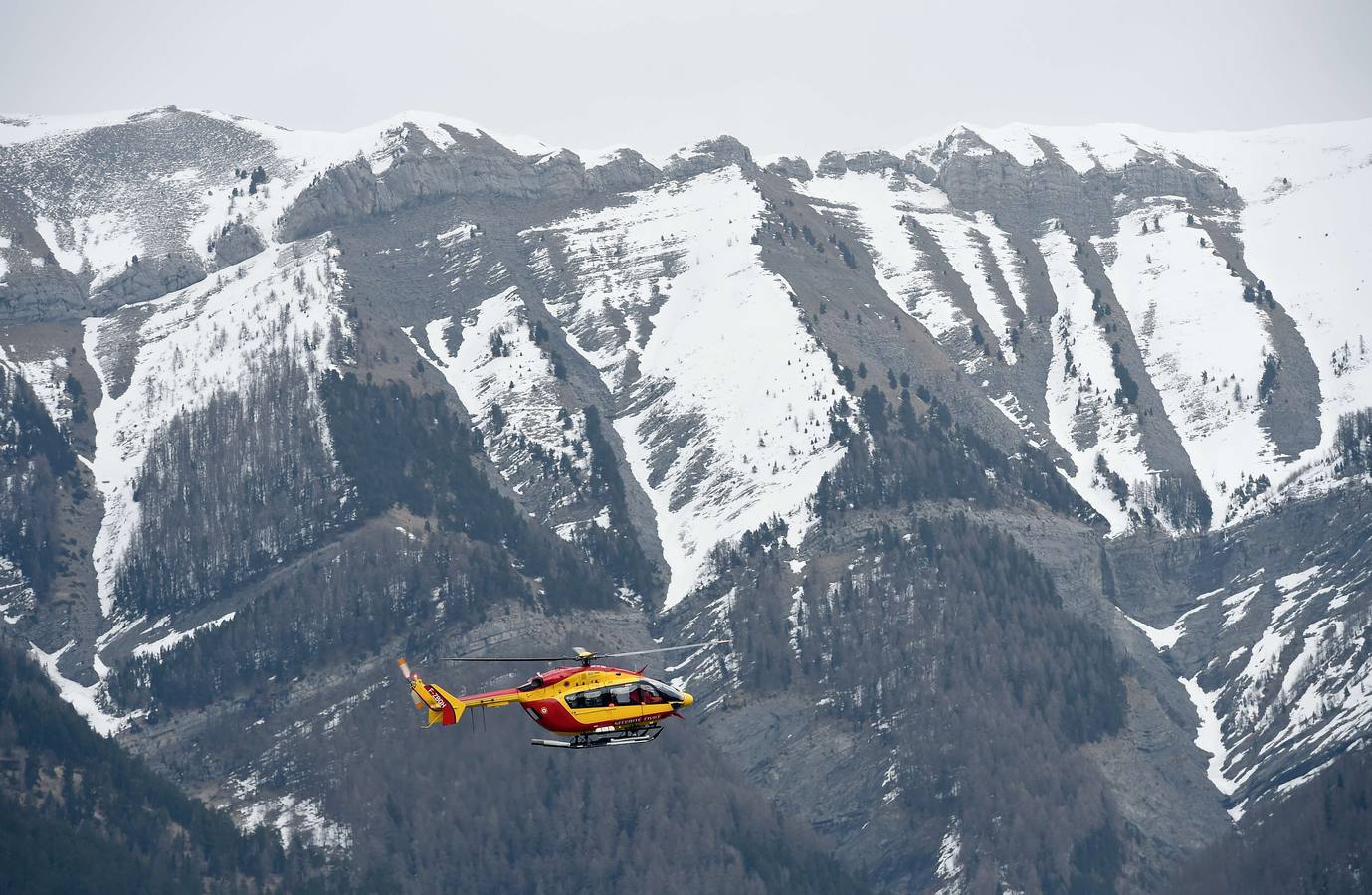 Martes, 24 de marzo. Un Airbus A320 de la compañía Germanwings, en el que viajaban 150 personas se estrella en los Alpes Haute Provence, en el sur de Francia. El avión procedente de Barcelona viajaba a Dusseldorf. Fotografías: Agencias.