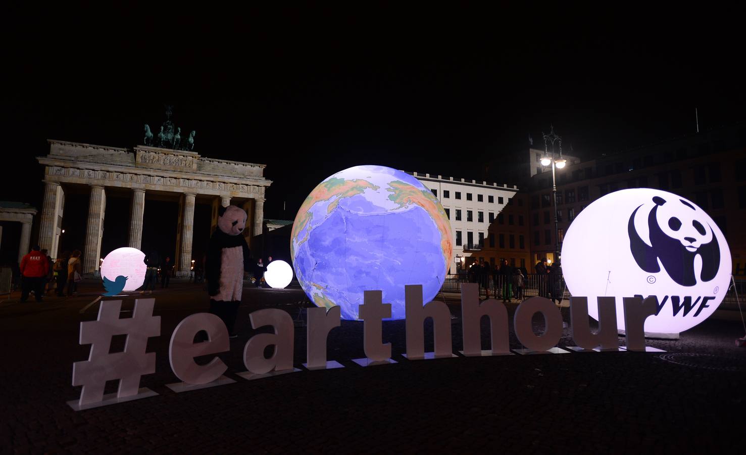 Sábado, 28 de marzo. 'La hora del planeta' es la campaña de sensibilización del cambio climático global organizado por el grupo WWF. Durante este día, millones de particulares y algunos de los monumentos o edificios más simbólicos se sumieron en la oscuridad durante una hora para manifestar la difícil situación medioambiental que atraviesa el planeta. Fotografías: Agencias.