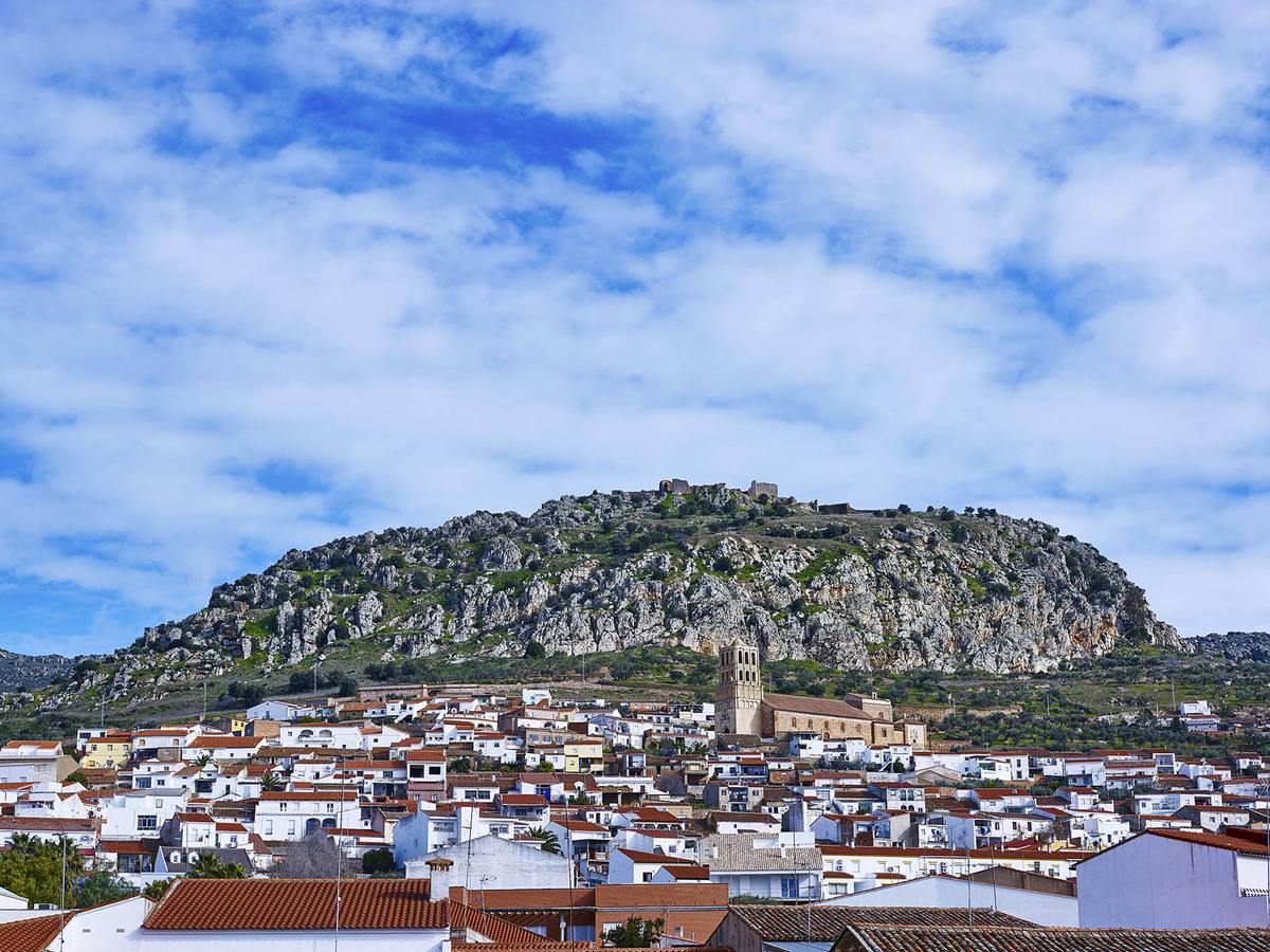 Hornachos coronada por su castillo