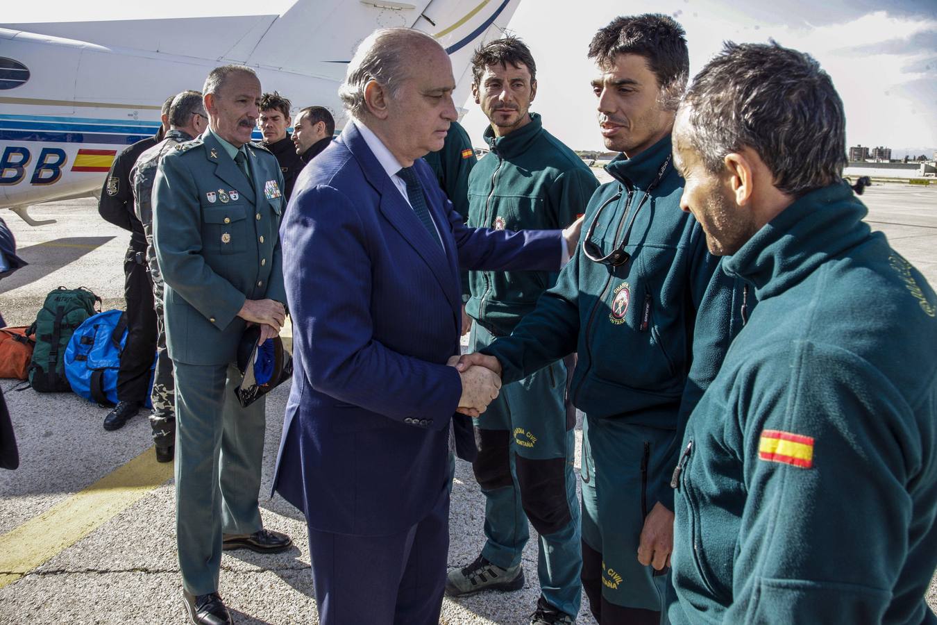 Martes, 7 de abril. Jorge Fernández Díaz (c), recibiendo al policía nacional y espeleólogo Juan Bolívar Bueno (d), a su llegada al aeródromo de Cuatro Vientos de Madrid, procedente de Uarzazate (Marruecos), en el avión fletado por la Policía tras el accidente en el que fallecieron otro agente y un abogado españoles. Fotografías: EFE