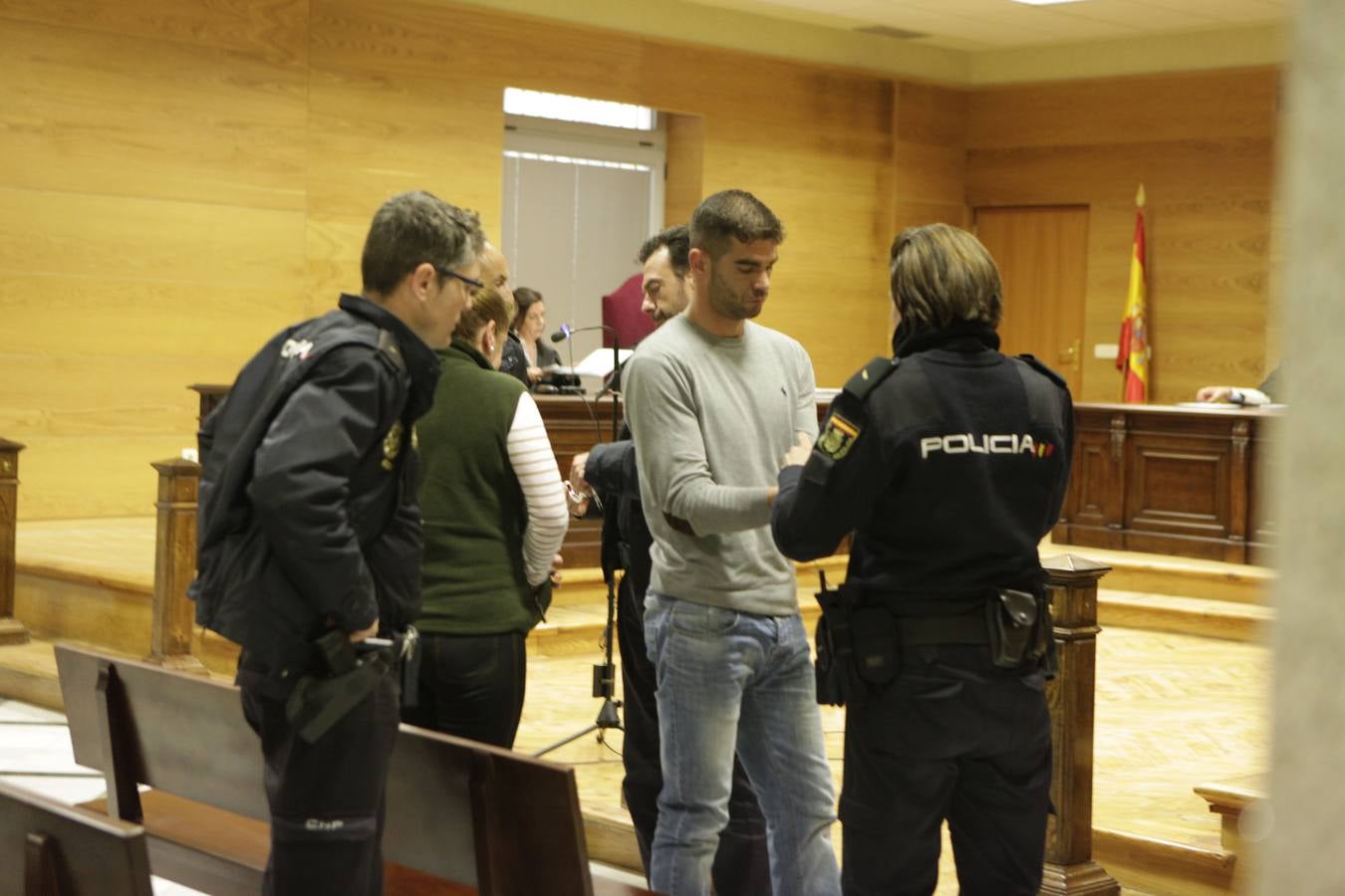 Miércoles, 8 de abril: La defensa del hijo del empresario de Logrosán asesinado en febrero de 2011, hecho por el que estaban condenados tanto él como su madre a 17 años y medio de prisión, ha cambiado su versión y ha acusado a su progenitora de cometer el asesinato por "despecho y rencor". Fotografías: Lorenzo Cordero