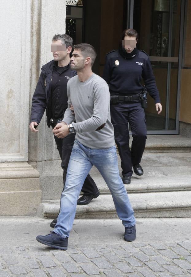 Miércoles, 8 de abril: La defensa del hijo del empresario de Logrosán asesinado en febrero de 2011, hecho por el que estaban condenados tanto él como su madre a 17 años y medio de prisión, ha cambiado su versión y ha acusado a su progenitora de cometer el asesinato por "despecho y rencor". Fotografías: Lorenzo Cordero