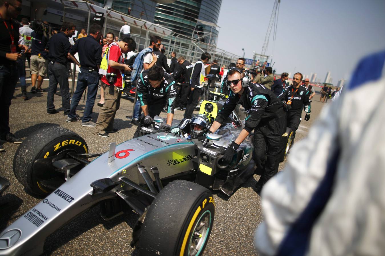 Hamilton gana en Shanghái