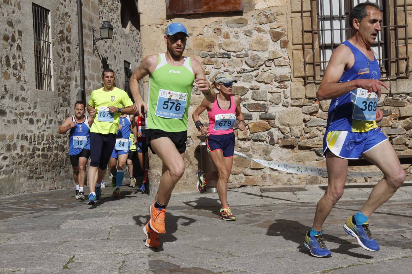 Domingo, 12 de abril: La media maratón de Cáceres contó con récord de participación en el que se han incluyeron novedades en el recorrido: 10.000 metros para los menos experimentados, la media por relevos para los que quieren probar sus límites y la 'Peque media' para los benjamines de la casa. Fotografía: Armando Méndez